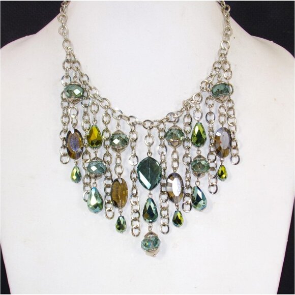 Sparkling green glass bead necklace in a fringe beaded necklace design - Picture 2 of 6